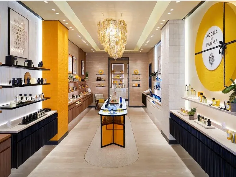 Intérieur jaune et boisé de la boutique Acqua di Parma à Paris