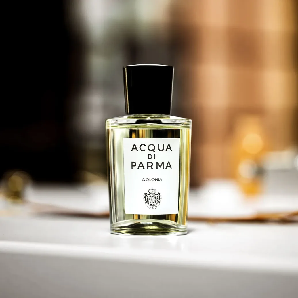 Flacon Acqua di Parma Colonia dans une lumière chaude