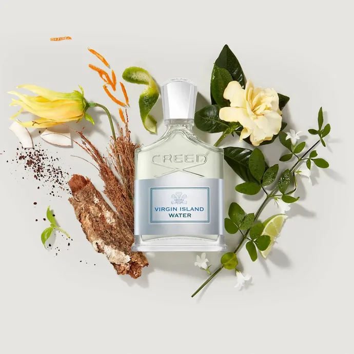 Flacon Creed Virgin Island Water avec fleurs blanches, agrumes et éléments végétaux