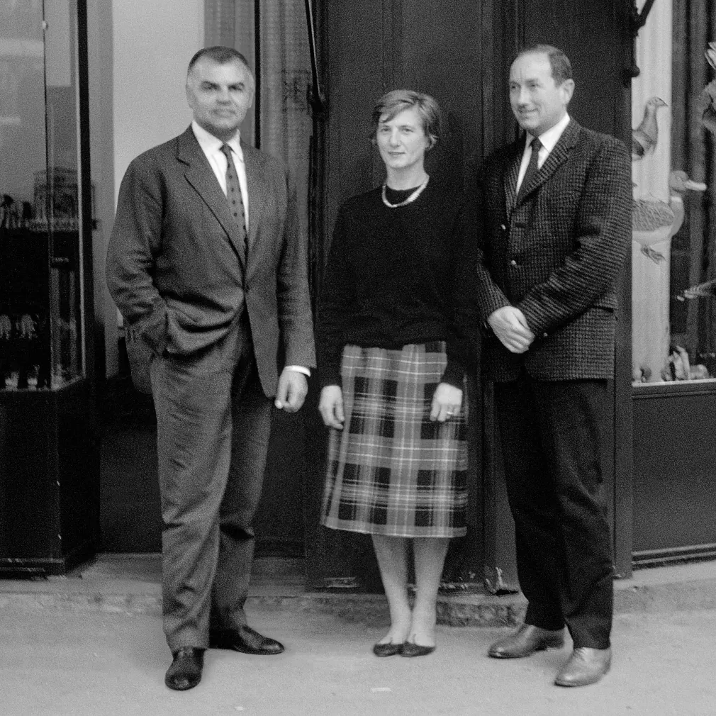 Yves Coueslant, Christiane Gautrot et Desmond Knox-Leet, fondateurs de Diptyque devant la boutique du 34 boulevard Saint-Germain