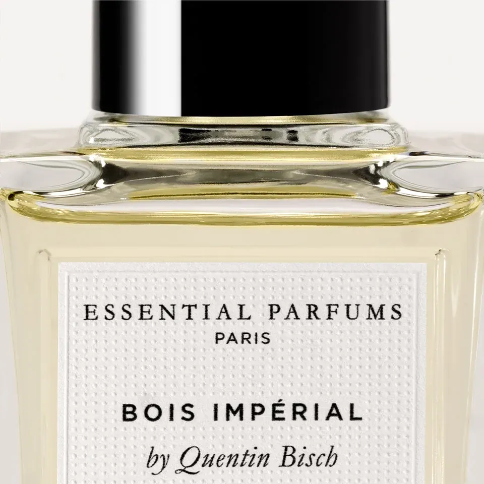 Macro du flacon Essential Parfums Bois Impérial, étiquette et matières