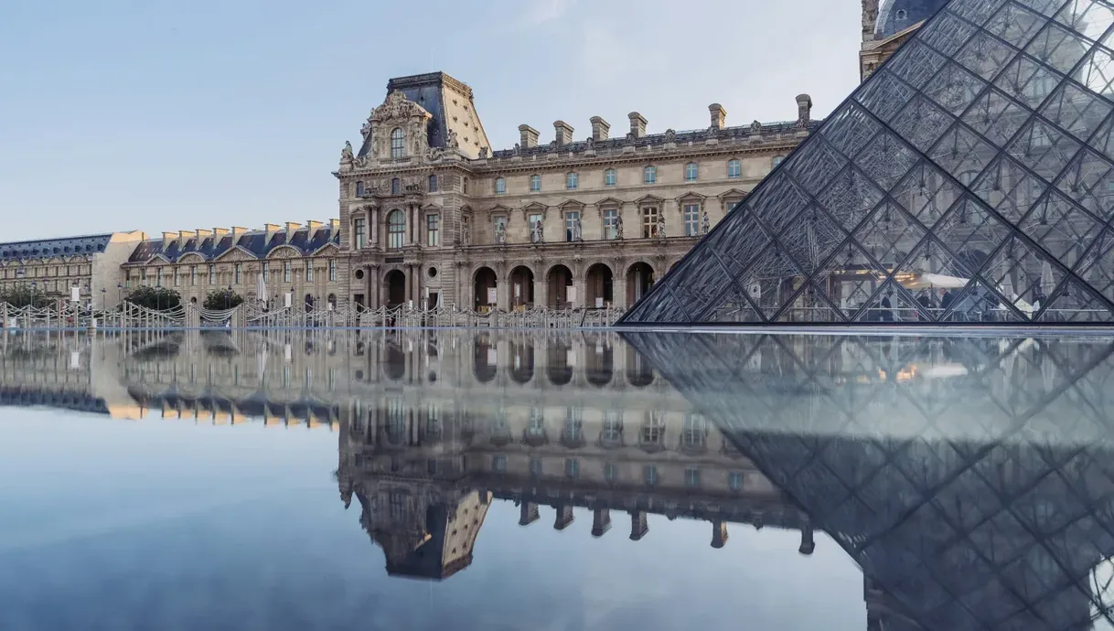 Cour du Louvre et pyramide de verre à Paris