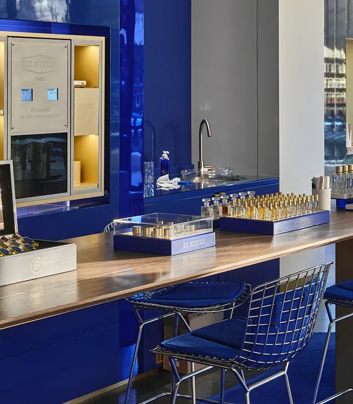 Comptoir bleu Ex Nihilo équipé de l'Osmologue et de flacons d'essai