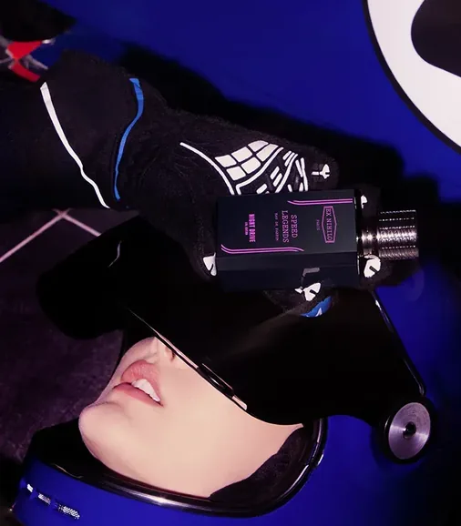 Pilote casqué tenant un flacon noir Speed Legends Ex Nihilo