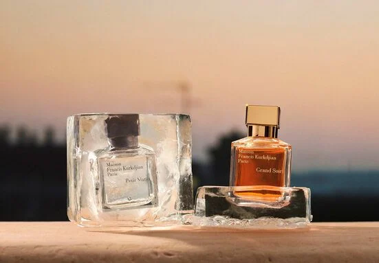 Flacons de parfum de niche sculptés dans la glace, ambiance coucher de soleil