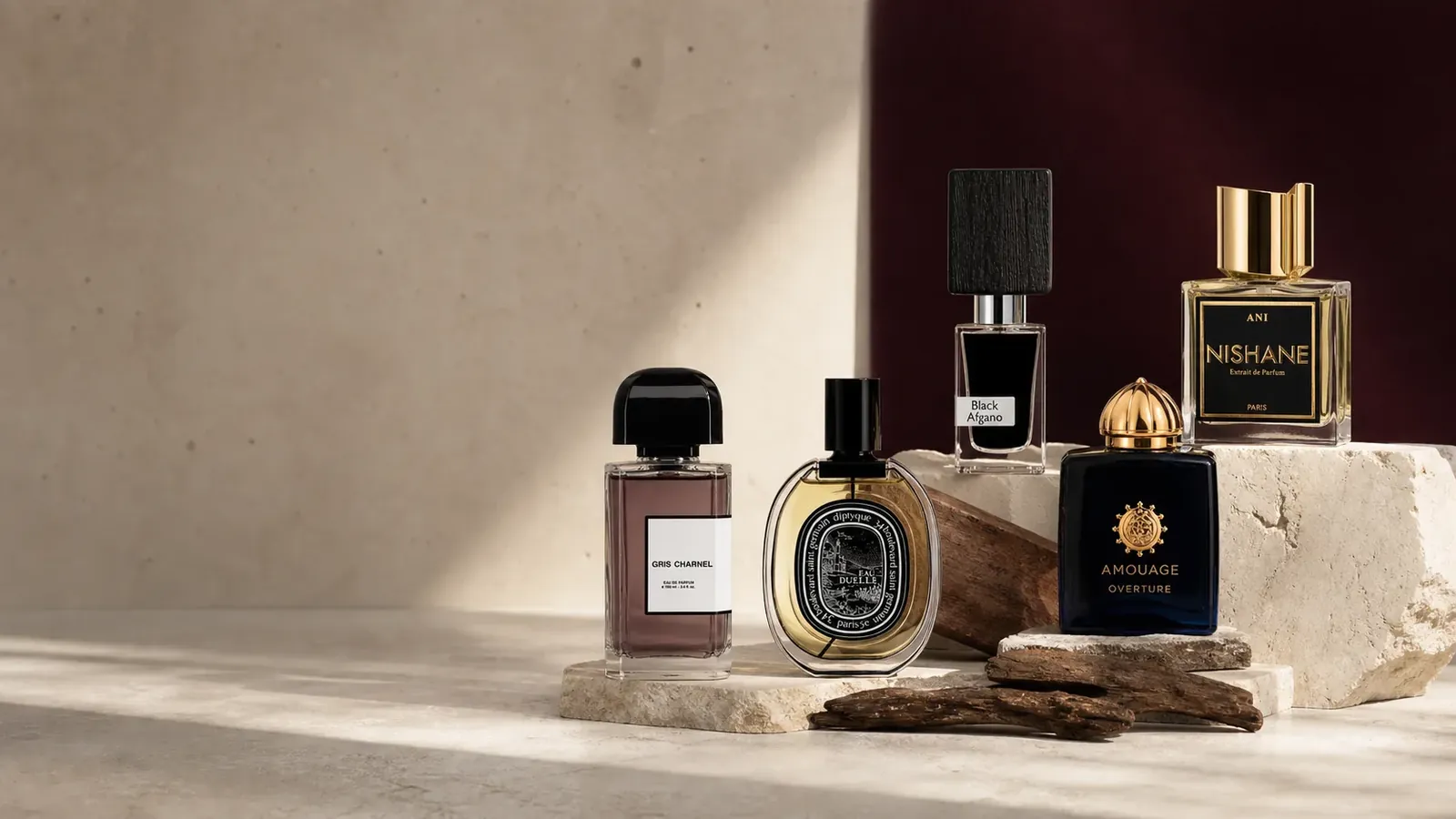 Flat lay de flacons de parfums de familles olfactives différentes