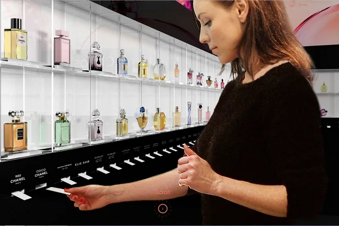 Test de parfum sur peau au comptoir d'une parfumerie
