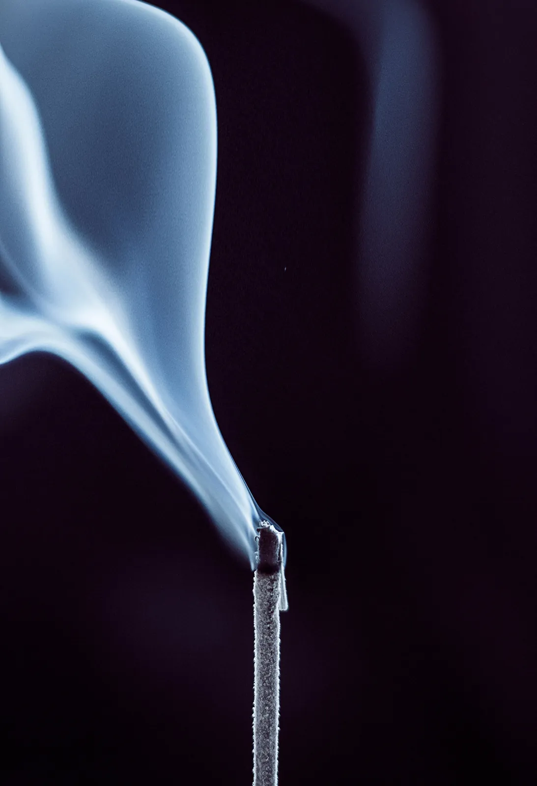 Volute de fumée d’encens sur fond noir