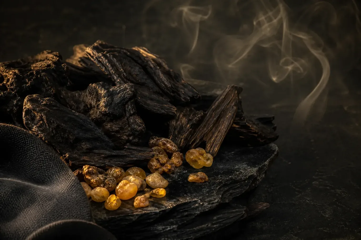 Bois d’agar, résines et fumée dans une ambiance sombre