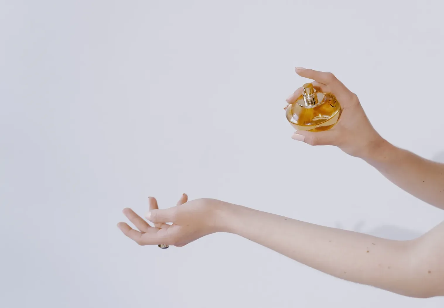 Vaporisation d’un parfum sur le poignet